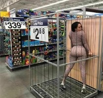 А разве магазин не обязан продать товар по цене, указанной на ярлычке?