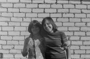 Под огороды землю за городом выделяли предприятиям, ездили туда несколько раз за сезон. Весной посадить картошку, пару раз за лето траву немного прополоть, осенью выкопать урожай. Под это дело выделяли служебные автобусы. Я пацаном был, ездил с родителями. Куча новых знакомств после надоевших одноклассников и пусть и хороших дворовых друзей, но свежие лица всегда приятны. Очень весело было. А вот в черте города были именно сады-огороды, и строить там никто не запрещал. Ограничение ввели, правда, не более шести соток, не помню в каком году. Вот моя детская фазенда и соседки