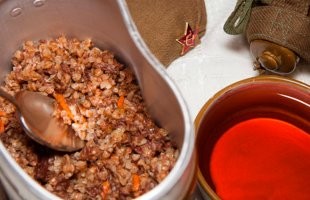 оливковое масло, кальмары, соус соевый, имбирь, розмарин... 
Кашу солдатскую надо на 23 февраля употреблять.