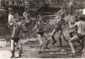 День Нептуна, пацаны как всегда черти, девки русалки, ну а физрук с трезубцем, Нептун. Прикольно было, конкурсы, кто проигрывает, того черти в воду бросают.