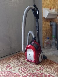 Да кое что и не починишь, оно изначально одноразовое. 
Я в гараж пылесос подобрал, на помойке стоял, Самсунг Твин 1800, состояние идеальное. После того как я его продул компрессором - фильтры там не чистились ни разу, и подогнул контактик в пульте на ручке, всё заработало. А ведь собирался купить б/у, машину пылесосить.