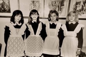 Странное фото: в СССР ты либо в пионерском галстуке, либо с комсомольским значком.
Создается впечатление, что это постановка+искусственное состаривание фото...