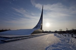 Да нет....Хреначили в основном по бетонному основанию! На металлическую часть, листа на полтора можно было закарабкаться! Да и постовые гоняли постоянно!