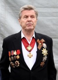 Пока единственная разумная мысль в потоке беспорядочного бреда. 
Так можно ждать, пока таланты себя сами проявят, а не создавать для этого благоприятные условия и нащупывать этот талант. Можно ждать пока ребенок сам поймет, как правильно, а не подсказывать ему и заниматься воспитанием.
В принципе сейчас школы как раз по такому шаблону и работают: вот вам инфа полезная, дальше сами разберетесь, если не дебилы. 
Но вернемся к нашим бара..  лещенкам. Во времена СССР, товарищ Лещенко, несмотря на то, что постоянно пел патриотические песни (День Победы, С нами Ленин впереди) стал лишь лауреатом премии Ленинского комсомола и кавалером ордена Дружбы народов «за большую работу по подготовке и проведению Игр XXII Олимпиады» (1980). Какую «большую работу» певец провёл в этой ипостаси, и как он повлиял на результаты Олимпиады, нам не ведомо (возможно, за то, что спел прощальную песню улетающего Мишки).
Но вот во времена Путина Лев от щедрот президента стал полным кавалером (всех четырёх степеней) ордена «За заслуги перед отечеством»!
За какие заслуги? Владимиру Владимировичу виднее...