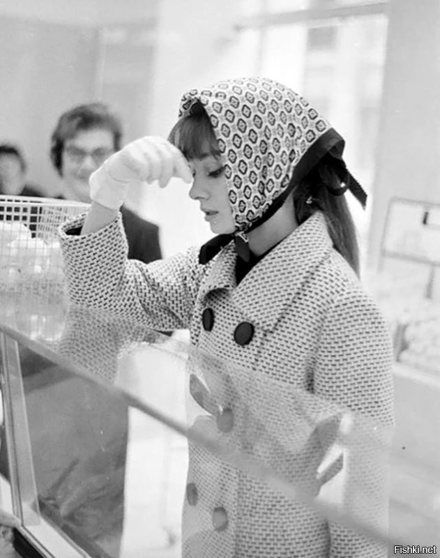 "Одри Хепберн покупает еду в Риме, Италия, 1961 год" - да уж, мир очень сильно поменялся - Одри больше не покупает еду.  А вот Тарантино, который стоит на заднем плане, вполне себе покупает.