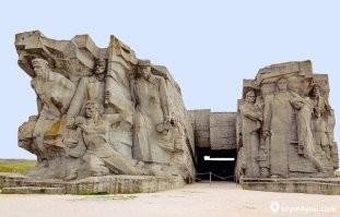 Еще парочка советских строений из родного мне Крыма:
1. "Одеколон"/"флакон" в Севастополе
2. Вход в Аджимушкайские каменоломни в Керчи