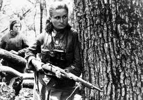 Это по моему единственное фото сильной женщины.  Не дай бог что то плохое скажешь или яйцо тронешь, то догонит и поревет как тузик грелку. И это блин реально.

А так я с ходу могу миллион снимков настоящих сильных женщин выбрать, которым эта высосанная из не понятно чего подборка и в подметки не годится. Наши еще и красивые все