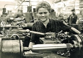 Это по моему единственное фото сильной женщины.  Не дай бог что то плохое скажешь или яйцо тронешь, то догонит и поревет как тузик грелку. И это блин реально.

А так я с ходу могу миллион снимков настоящих сильных женщин выбрать, которым эта высосанная из не понятно чего подборка и в подметки не годится. Наши еще и красивые все