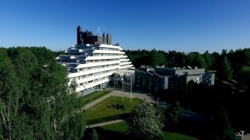 Станция Дубулты в Юрмале.
Своеобразная волна словно символизирует въезд в город, расположенный на побережье. Здание построено в 1977 году в стиле модернизма.
 Всесоюзный санаторий в Вайвари.
 Красное здание построено в 70-х и с самого начала здесь располагался санаторий. В наши дни здание приобрело немного более приземленный вид и сейчас тут действует Национальный реабилитационный центр Vaivari.
 Наконец, знаменитая Sēnīte. Здание было построено в 1967 году по проекту архитектора Линарда Скуи. В то время это был престижный ресторан на окраине Сигулдского шоссе. В то время это здание было революционным проектом с его необычной архитектурой, элегантным дизайном интерьера и инновационными архитектурными решениями. После распада СССР Sēnīte вскоре превратилась в заброшку.
 >>>Sēnīte - ресторан, в котором гостил Луи де Фюнес и "кутили" сливки общества.