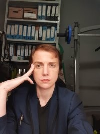 мне 47. в магазинах сигареты без паспорта не продают.