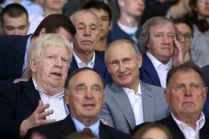 На фото с вратарем будущего, легендарный защитник сборной Канады-Пэт Степлтон! Участник суперсерии 72! К сожалению покойный.