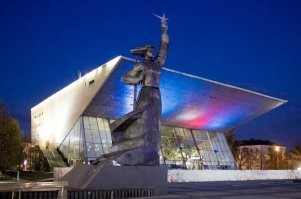 Широкоформатный кинотеатр Аврора в Краснодаре 
Здание кинотеатра сдано в эксплуатацию 13 мая 1967 года. Автором проекта стал сочинский проектный институт «Гипрокоммунстрой», а главным архитектором   Евгений Александрович Сердюков. Первый сеанс в кинотеатре состоялся 14 мая 1967 года, был показан фильм под названием «Залп Авроры».