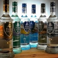 У нас не только с лодочкой бутылка есть, но и с самолетами, и с танками, и с минами)))