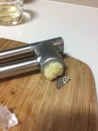 Это же чеснокодавка из Икеи, как они умудрились её убить?