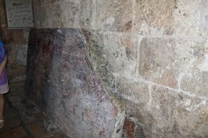 Когда был в Иерусалиме, попался очень хороший экскурсовод, видать группа у нас была соответствующая, можно рассказывать без опаски.
В общем, не помню уж точно, но смыл в том, что в храме господнем много же всякого представлено всякие конфесии. Эдакое общежитие для разных церквей. Ну и естественно, кто-то должен ворота то открывать, кому ключи отдать? Привилегий не должно быть ни у кого. Поэтому ключи, находятся вообще у какого-то левого чувака, которому вообще пофиг на все религии и веры. Иногда говорит, он бухает, приходит непонятно в чём и вообще ужасает своим видом, хотя люди приезжающие, думают что это должен быть кто-то особенный. 
Ну и естественно внутри всё примерно точно так же. Для фанатиков, может и ценно, а так, уровень вот этой вот мумии)
Вот к примеру фото от туда)