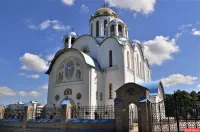 Не совсем понятно зачем фото ясеневского храма, который к делу вообще никакого отношения не имеет, в пост присобачили...



для сравнения фото, за которое она отвечала на фото ниже