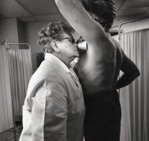 Нюхатели подмышек. 
Определяли качество дезодоранта.