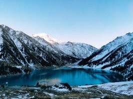 У нас в Алматы тоже нечто подобное есть - БАО 

в этом озере запрещают купаться,  говорят что под водой живут злые духи и если далеко уйти от берега то они схватят тебя за ноги и утопят, и так же утянут на дно любого кто поплывет спасать человека, так они наказывают любого кто потревожил тихие воды этого озера

звучит красиво и мистично) но на деле всё просто и научно - вода в озере даже летом очень холодная, а берег во многих местах сильно обрывист и человека который пытается поплавать там практически со 100% вероятностью схватит судорога и он начнет тонуть, тех кто поплывет его спасать ждет та же участь

увы такие случаи были