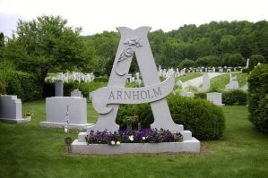 ты идиёт, что ли? сравнил обычное кладбище у нас и военное в США!
вот тебе обычные кладбища в США...