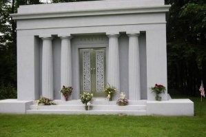 ты идиёт, что ли? сравнил обычное кладбище у нас и военное в США!
вот тебе обычные кладбища в США...