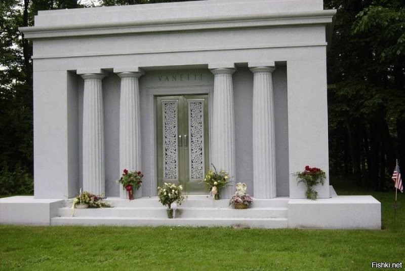 ты идиёт, что ли? сравнил обычное кладбище у нас и военное в США!
вот тебе обычные кладбища в США...