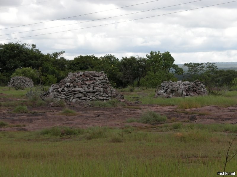 Традиционная могила касика в Анголе. Хоронят в сидячем положении. При строительстве ЛЭП местные люди запретили трогать захоронение, линии пустили над кладбищем.