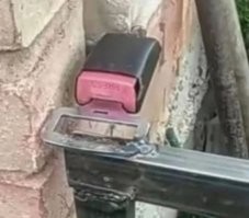 У меня так люк на чердак фиксируется, класс! А не ляп.