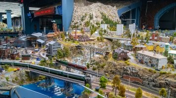 Скучище. 4 года х..ёй заниматься и такую фигню сляпать... Вот Гранд-макет Россия в Питере. Впечатляющее место.  Там все машины и  автобусы мигают поворотниками, останавливаются на светофорах, остановках или когда пробка (специально созданная) и даже идут на обгон! Помимо этого там  больше 2 тысяч поездных составов, которые постоянно курсируют по всему пространству макета и меняются в специальном барабане револьверного типа. Есть даже специальные чистящие поезда! Короче кто не видел, советую сходить. Детей вообще не вывести оттуда часами. ))) Но и взрослым есть что посмотреть.