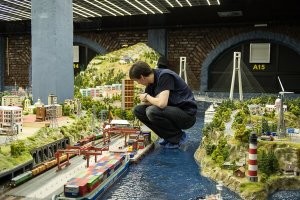 Скучище. 4 года х..ёй заниматься и такую фигню сляпать... Вот Гранд-макет Россия в Питере. Впечатляющее место.  Там все машины и  автобусы мигают поворотниками, останавливаются на светофорах, остановках или когда пробка (специально созданная) и даже идут на обгон! Помимо этого там  больше 2 тысяч поездных составов, которые постоянно курсируют по всему пространству макета и меняются в специальном барабане револьверного типа. Есть даже специальные чистящие поезда! Короче кто не видел, советую сходить. Детей вообще не вывести оттуда часами. ))) Но и взрослым есть что посмотреть.