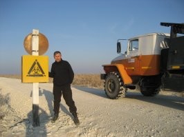 Никогда не думал, что увижу знак биологической опасности в натуре..
Въезд на остров Возрождения на Аральском море.