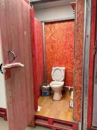 А тут что не так? Очень даже приличная туалетная кабинка на стройке! Я бы даже сказал - для руководства!
А паллеты внизу, т.к. там просто плита, а вот канализационный вход в стене под унитаз проведён уже на высоту итогового пола - на 25-30 см выше плиты.
Капец царский толкан, даже линолеум постелили!