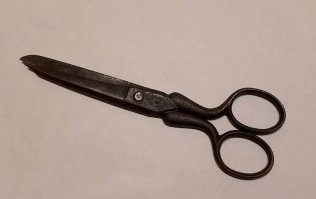 Я примерно так ножницы вытащил, приводил в порядок - оказались фирмы Solingen, почистил, подправил - вещь! Примерно такие.