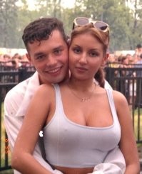 Отхватил друган сисег! 
Порадуемся за него 

Ток соски чет высоковато подвешены, так модно было в 90-х?