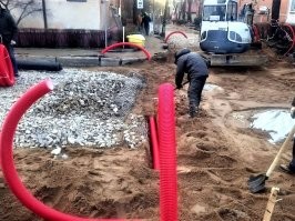 Какая дикая дичь! Единственно оправдательное объяснение этому долбо.е.бизму японская дорогая земля и закон. У остальных это  просто пох.изм и привычка жить в гамне.
 Вот у нас не богатый городок менее 20 тыс населения. Естественно никакого метрА нет и не предвидится. )))) Но вот прямо сейчас происходит реконструкция, благоустройство нескольких улиц и попутно убирают все провода в землю. Это второстепенные, третьестепенные улицы. На главной и многих других улицах уже давным давно нет вообще никаких соплей по воздуху. Грунтовые воды у нас не просто высоко, а часть города. да и вообще области -польдерные земли и не один уже дом стоит на подсыпанном болоте. В дождливое время бывает из дренажных колодцев вода прёт фонтанчиками. Это нифига не мешает подземным коммуникациям. Под землю убраны провода даже в близлежащих посёлках. А если уж есть кое где что то, то не сопли с гнёздами, а один, два провода, аккуратно закреплённые, натянутые на нормальных столбах.