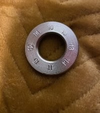 Это шайбочный ключ, работает в паре с разводным зубилом...