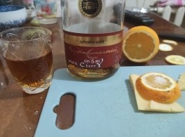 Хм... люблю сыр особенно в закуске коньяка....тонкий кусочек сыра долька лима, немного сахара на лимон  и сверху! ещё тонкий сыр!  И Этим закусить - хороший коньяк!