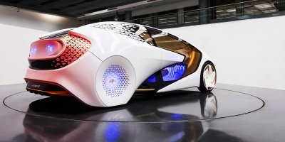 Автомобиль из 2030-го: дисплеи вместо стекол и ни одной кнопки
Искусственный разум, слежение за зрачками и автомобиль-доктор – лучшие новинки выставки потребительской электроники CES-2017 дают представление о типичном автомобиле из недалекого будущего.
Всего несколько лет ушло у выставки потребительской электроники (CES) в Лас-Вегасе на превращение в мини-автосалон. Гикам пришлось потесниться с автожурналистами, чтобы увидеть лучшие достижения в сфере автомобильного искусственного интеллекта и электронных помощников. Некоторые разработки, представленные на CES-2017, появятся в серийных автомобилях уже в ближайшем будущем.

Сканеры лица вместо ключа, система слежения за зрачками и автомобиль, который может заменить дом – Autonews выбрал лучшие проекты CES-2017 и представил себе типичную машину из 2030-го. 
Подробнее на Autonews:
