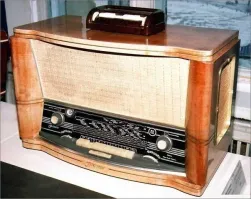 Сейчас мало кто знает, что за штуковина на крышке радиолы. А ведь это проводной пульт дистанционного управления. Оснащались ими только дорогие премиальные аппараты, как, например, этот "Фестиваль" рижского радиозавода им. Попова.