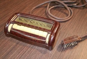 Сейчас мало кто знает, что за штуковина на крышке радиолы. А ведь это проводной пульт дистанционного управления. Оснащались ими только дорогие премиальные аппараты, как, например, этот "Фестиваль" рижского радиозавода им. Попова.