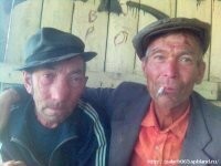 люди отправляются на планету Пандора, где обитают нави   огромные синие существа.
########
Неправда,синие существа обитают везде.