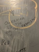 Сегодня на заправке зашел в туалет :) это не кабинка а чат комната.