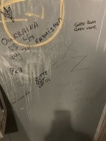 Сегодня на заправке зашел в туалет :) это не кабинка а чат комната.