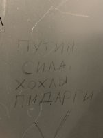 Сегодня на заправке зашел в туалет :) это не кабинка а чат комната.