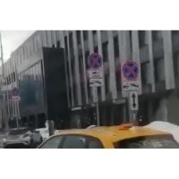Не хочу обсуждать действия неадеквата, но возник вопрос по знакам:
Это ж какому дибилоиду, пришло в голову на участке дороги, где остановка запрещена, выделить "особый" участок для стоянки (зарядка дело не быстрое) и обозначить его знаком "Остановка запрещена" с пометкой "кроме заряжающихся автомобилей"?
От такого, у кого угодно башню снесёт.