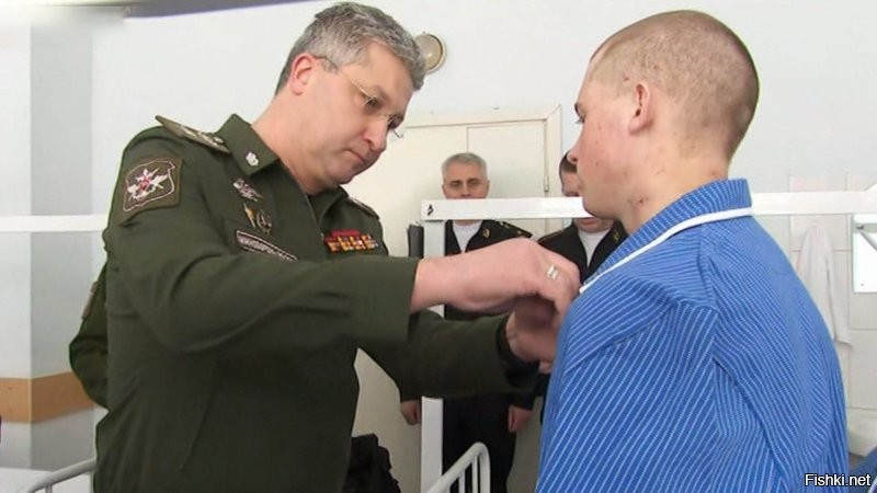а потом вот эти клоуны белопогонные (по сути никто, крысы гражданские) приезжают в госпитали награждать парней участников СВО боевыми наградами, сколько раз видел по тв, ребята стоят и смотрят на них с таким видом "ты блд кто вообще??"