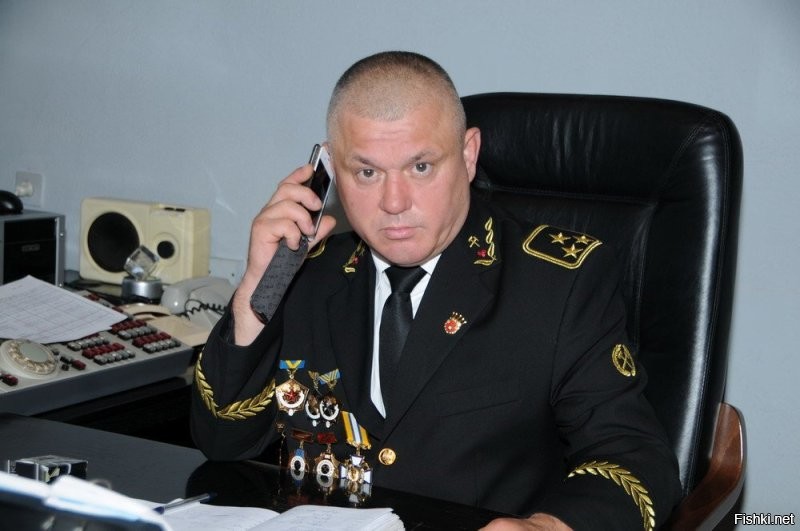 "не так ее форма и ее погоны. Ее должность - гражданская." - если ты идиот, то это навсегда. Форма и погоны есть у железнодорожников, гражданской авиации, на гражданском флоте....   Про шахтеров тоже не знаешь И они все гражданские.