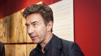 На видео не видно чтоб она его толкала. Максимум задела слегка, и то, качество такое что хрен пойми. К тому же не видно предыстории.
Всё что видно, что какой-то буйный гражданин, взял тележку и швырнул ею гражданке в голову.  
Давайте представим, что там какая-то мерзкая баба которая толкает тележкой другого человека, и ей кажется что очередь будет двигаться быстрее. Но реакция должна быть соразмерная деянию.. нельзя людям в голову швырять тяжёлые предметы, если вас толкнули тележкой, или наступили на ногу, или обкашляли.. пускай даже умышленно. Можно отвесить  хорошую оплеуху человеку, который забылся что он хоть и в мирном обществе живёт, но не среди пацифистов. А за то что сделал мужик на видео - по хорошему надо сажать в тюрьму или отправлять на принудительное лечение в психушку. 
А то в следующий раз он кому-нить черепушку пробьёт насмерть или повредит шейный отдел позвоночника и сделает другого человека овощем на всю жизнь (пойди разбери что хуже).. а все будут руками разводить и говорить "Ну кто бы мог подумать?".  Если пациент себе такое позволяет - его надо оградить от общества, хотя бы на период обследования у мозгоправа.
*Не оправдываю женщину, если она и правда делал то о чём говорят, но ей бы и обычного отрезвляющего леща хватило бы с избытком.