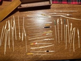 "Это палочки для украшения коктейлей."

- уейлей..

Это шпажки для бутербродов на шпажках. Пижонская закуска, известная как канапе.