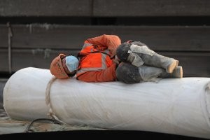 Я думаю, если кадр ценный, то за него любой хозяин бизнеса будет держаться. А то что у женщины с собой на рабочем месте, есть и коврик и спальник, как бы говорит о том, что она собиралась дрыхнуть на офисе, в рабочее время. И я не поверю, что в США, с её развитой судебной системой и правами работников, можно заставить так пахать человека, что у него не остаётся выбора кроме как спать на рабочем месте, это вам не Япония и не Нигерия. Так что фото либо постановочное, либо барышня припухла от ЧСВ и спала в рабочее время, либо после него, не имея на  это никакой необходимости. И судя по всему была таким себе специалистом, посему получила пинок под одно место. А теперь жалобно скулит "Я так работала-работала, а меня погнали сцаными тряпками. Плак-плак. Плохой Маск"
*Бывает что человек из-за переутомления, или хронического недосыпа - может заснуть в рабочее время. И если  это хороший специалист и его сон не пошёл в резкое противоречие с ТБ данного предприятия, любой владелец или начальник зароект на это глаза потому что - все мы люди.
Но тут я вижу, тупой пиар в стиле "Смотрите какая я трудяга, даже вот сплю на работе." 

Дорогая, если б ты так пахала, что вынуждена была бы ночевать на работе, тебе бы любой даже самый тупорылый и жадный капиталист столько бы платил, чтоб только ты и дальше тратила свою жизнь, настолько преданно отдаваясь чужому делу, и в долгосрочной перспективе принося хорошую прибыль хозяину. Это ж Америка, там люди считать деньги умеют.