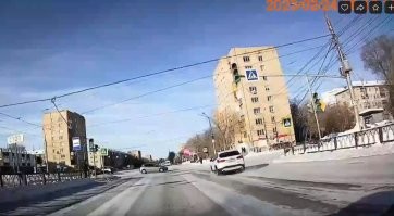 Не оправдываю пилота БМВ, но хотелось бы уточнить. То, что пилот БМВ пролетел стоп линию на зелёный не вызывает сомнений, но дальше есть нюансы. В понятиях и терминах ПДД, в пункте 1.2 нет определения "Пересечение проезжих частей" есть только термин "Перекресток" в границы которого, не буду утверждать, не особо видно, но вроде как влетал на зелёный. Да, далее в ПДД есть такое понятие: "при выезде с пересечения проезжих частей", но тут то въезд. Т.е. где в ПДД указано, что нарушением считается именно въезд (на запрещающий) на пересечение проезжих частей? К примеру в пункте пункт 13.7 говорится либо про перекрёсток либо про стоп линию.